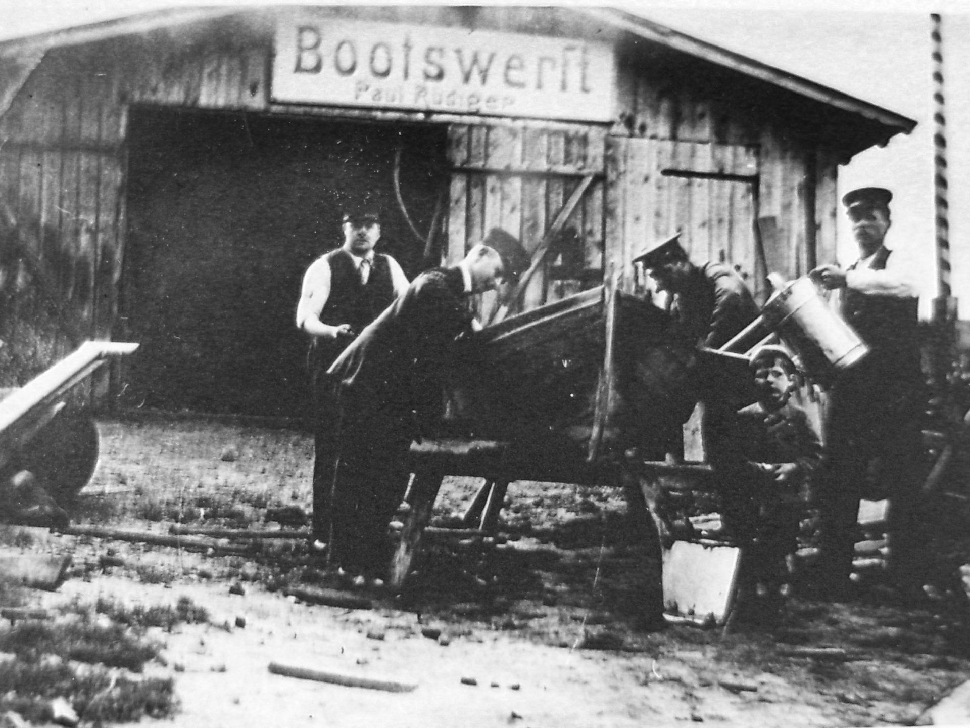 Ein Arbeitstag um 1908 – in der Erlenstraße 8 – Original-Firmenschild befindet sich noch immer an der selben Stelle