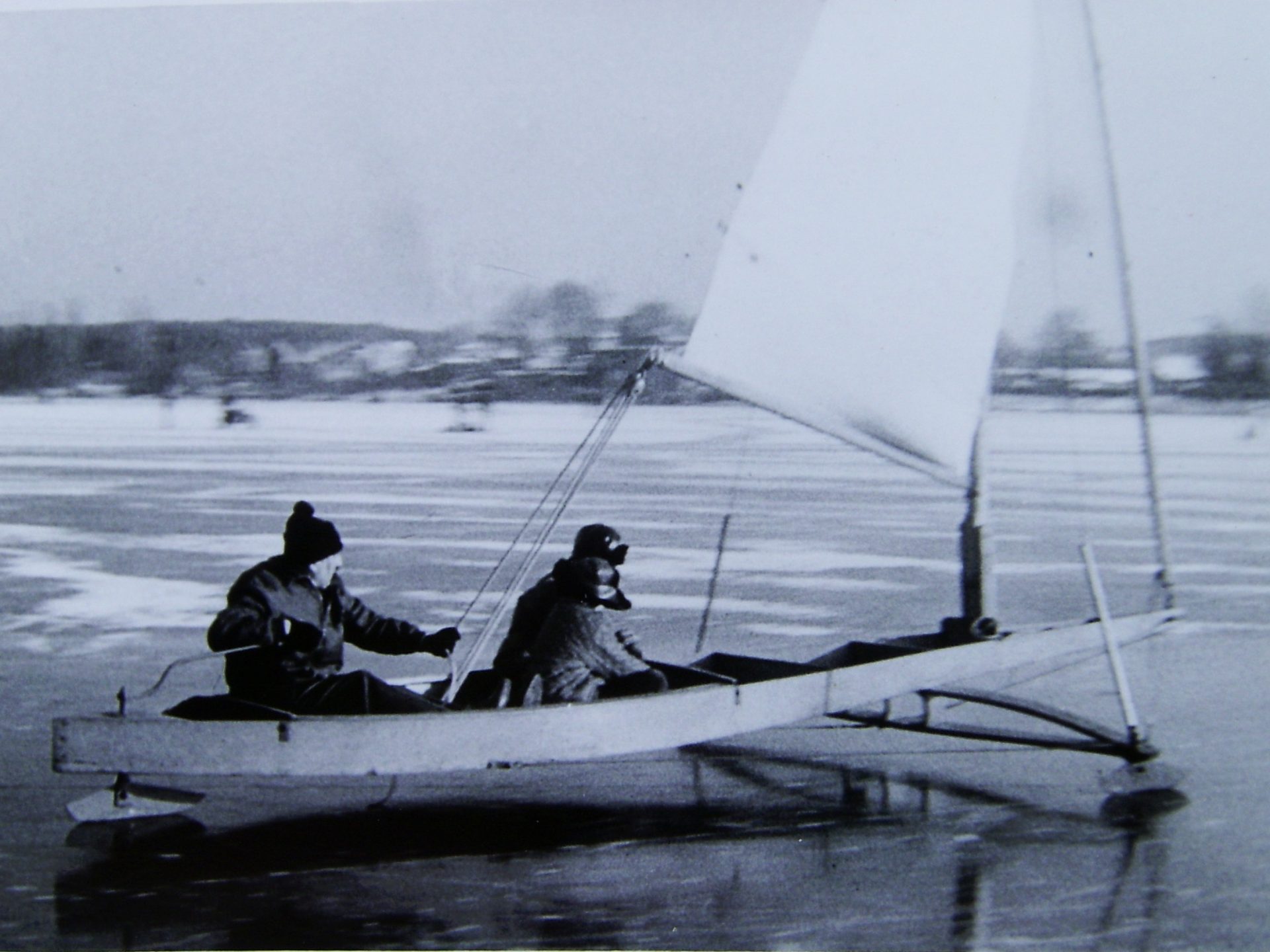 Paul Rüdiger mit dem selbstgebauten Eissegler auf dem Werlsee. Der Eissegler befindet sich jetzt als Exponat im Europäischen Eissegelmuseum in Rangsdorf