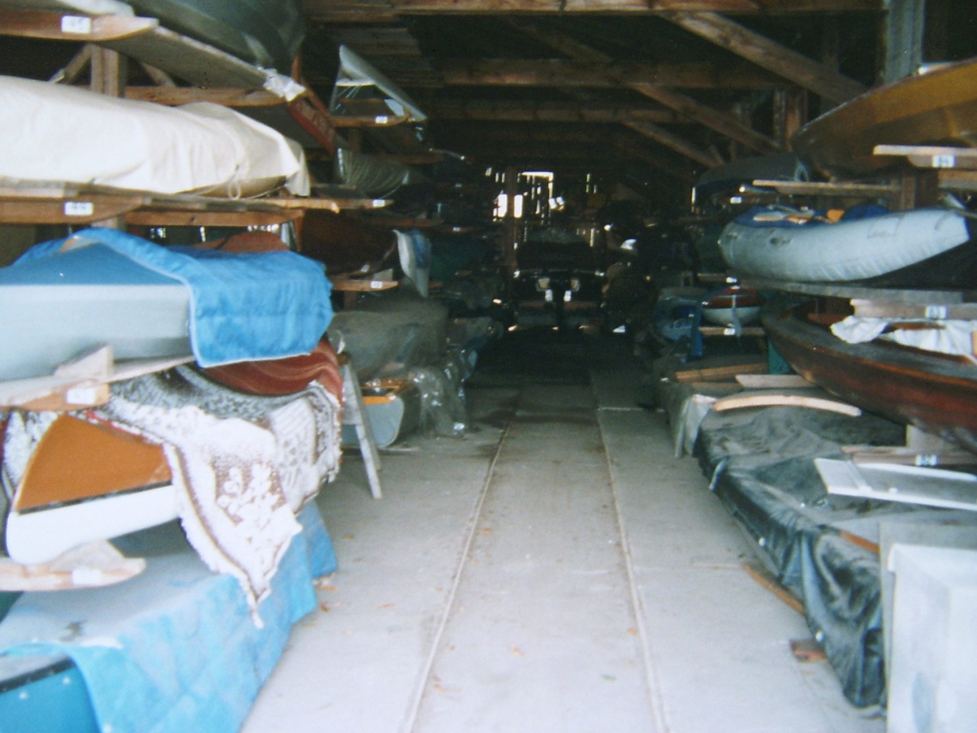 Blick in den mittleren Schuppen, mit 98 Lagerplätzen für Paddelboote, Faltboote, Ruderboote