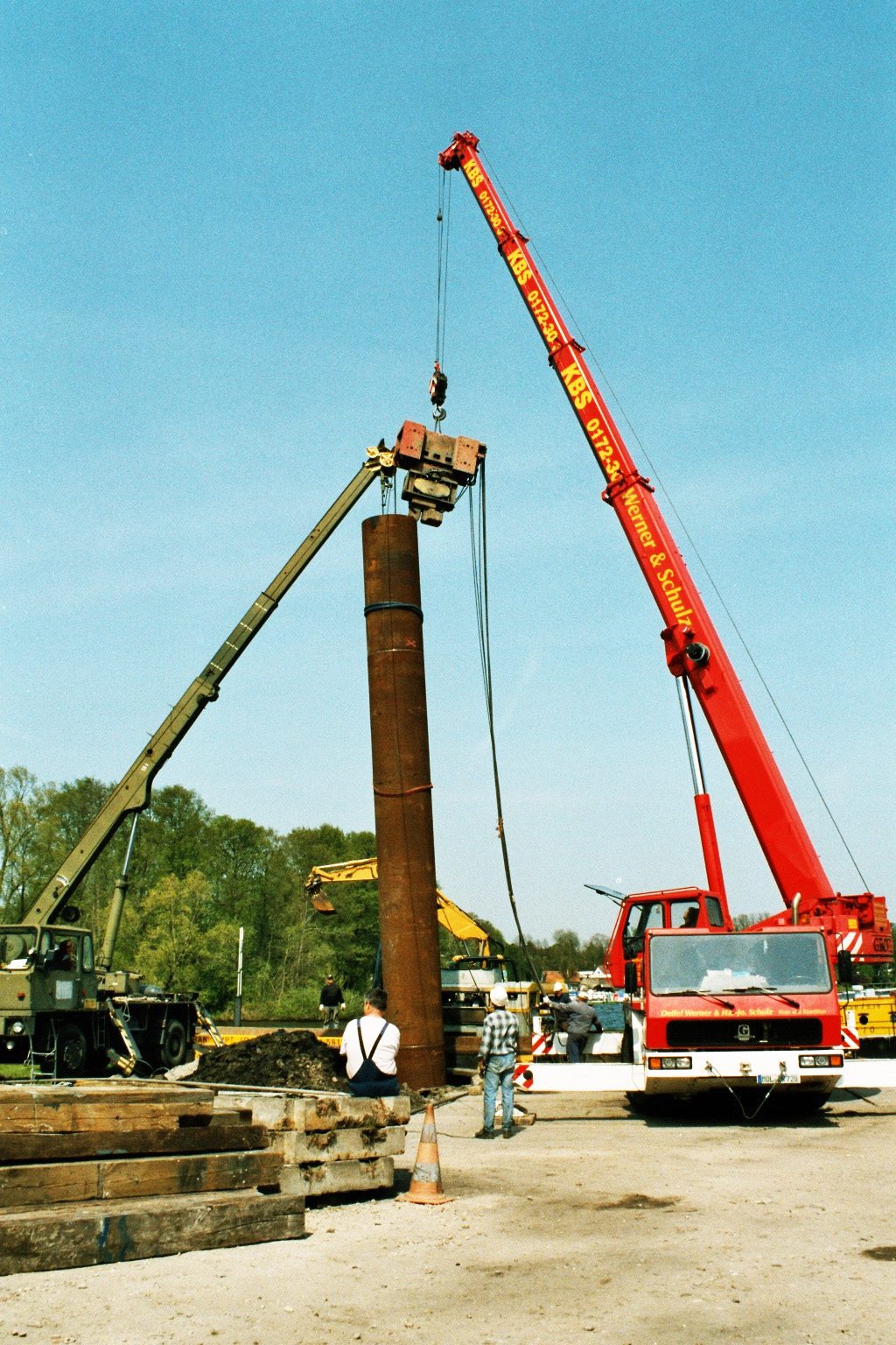 Kransäule – Der Kran hat eine ca. 12m Verankerung im Boden wegen des schwierigen Untergrundes