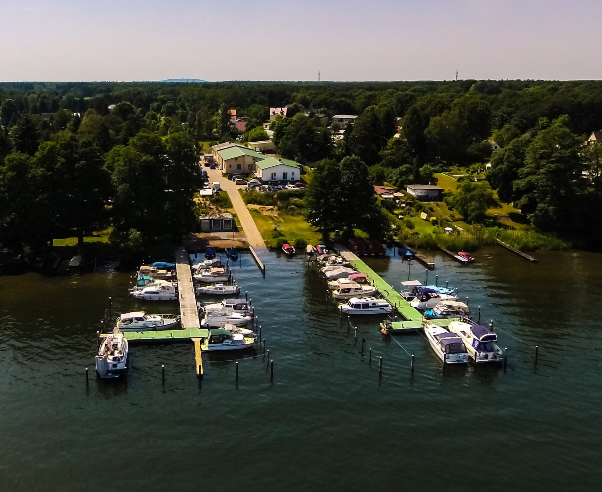 Anschluß Favorit Bootsbau GmbH zur Bootshaus am Werlsee GmbH. Sie besteht als eigene GmbH weiter und produziert bis heute Paddelboote, Ruderboot und Schwimmstegmodule