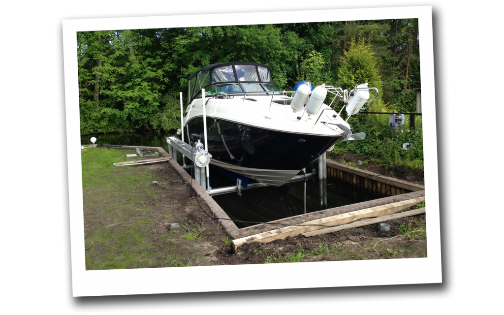 Da steht es nun. Das Familienschiff. Hoch über der Wasseroberfläche. Frei von Wellenbewegungen und Bewuchs. Jederzeit, das ganze Jahr, einsatzbereit.